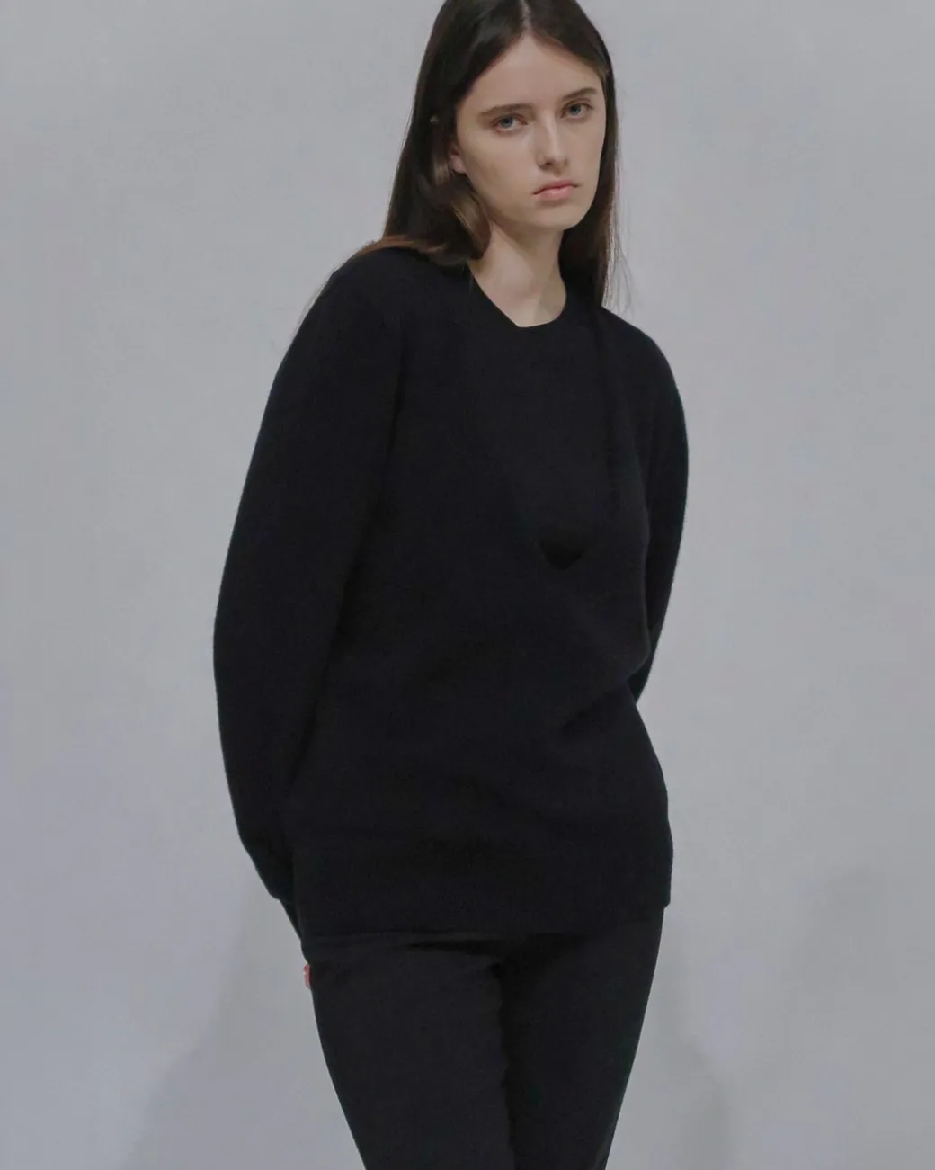 DEEP V-NECK PULLOVER