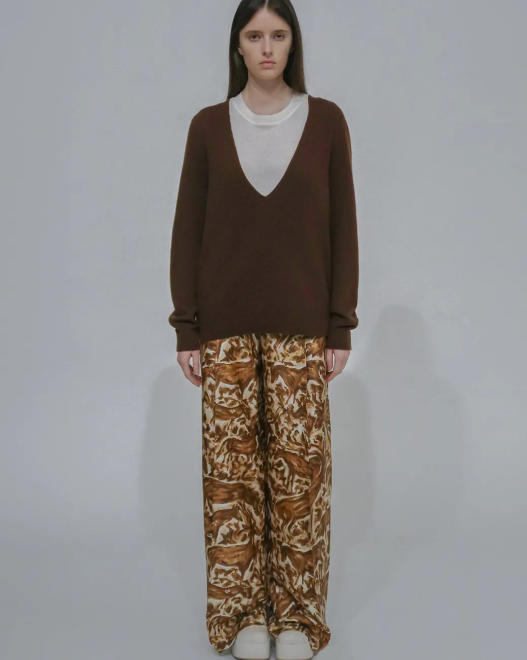 DEEP V-NECK PULLOVER