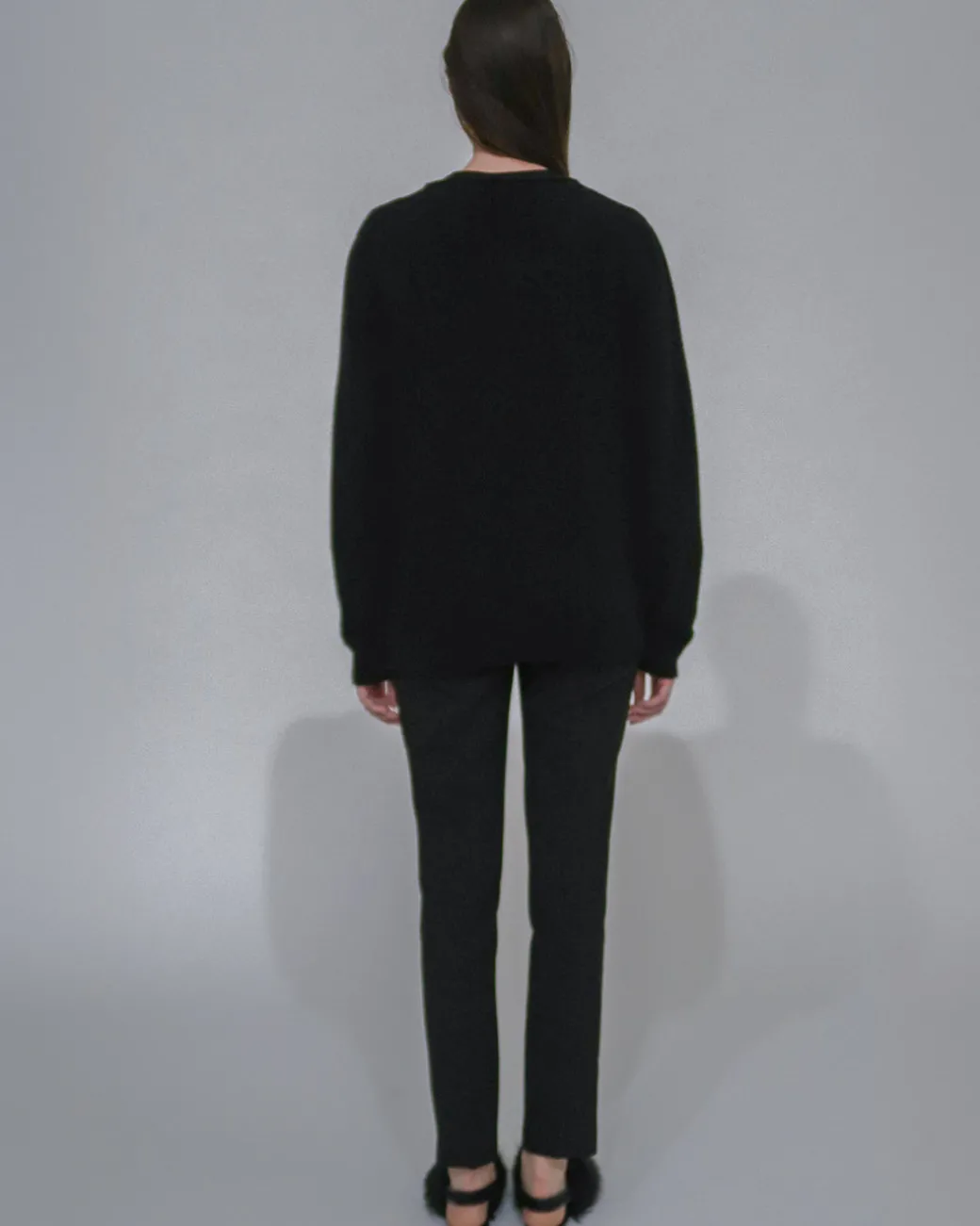 DEEP V-NECK PULLOVER
